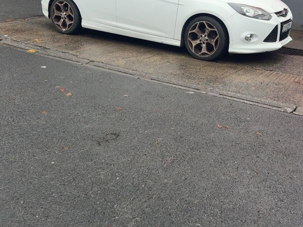 Ford Focus Hatchback, Petrol, 2012, White