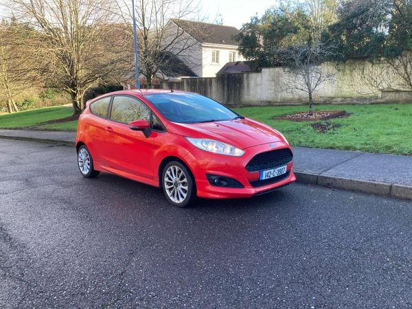 Ford Fiesta Hatchback, Petrol, 2014, Red