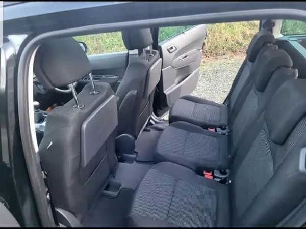 Peugeot 5008 MPV, Diesel, 2011, Black