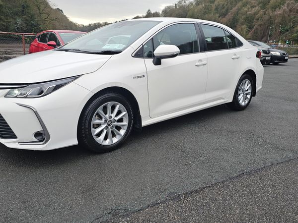 Toyota Corolla Saloon, Petrol Hybrid, 2020, White