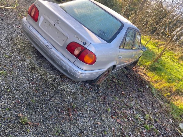 Toyota Corolla Saloon, Petrol, 2000, Silver