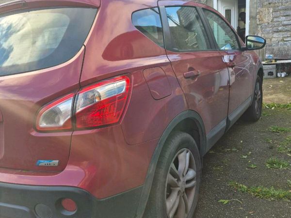 Nissan Qashqai Hatchback, Diesel, 2010, Red