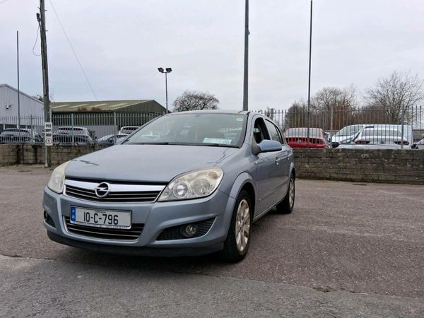 Opel Astra Hatchback, Petrol, 2010, Silver