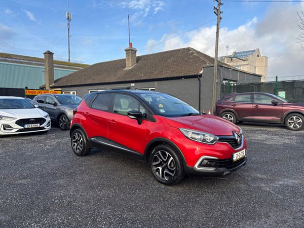 Renault Captur Hatchback, Petrol, 2021, Red