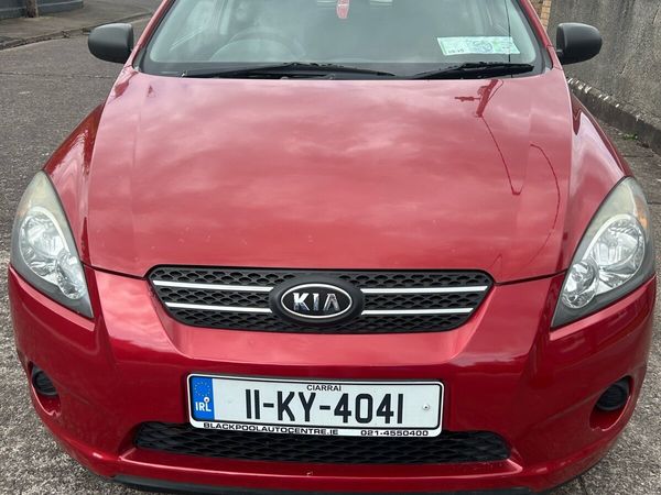 Kia Ceed Hatchback, Petrol, 2011, Red