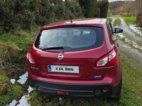 Nissan Qashqai Hatchback, Diesel, 2011, Red