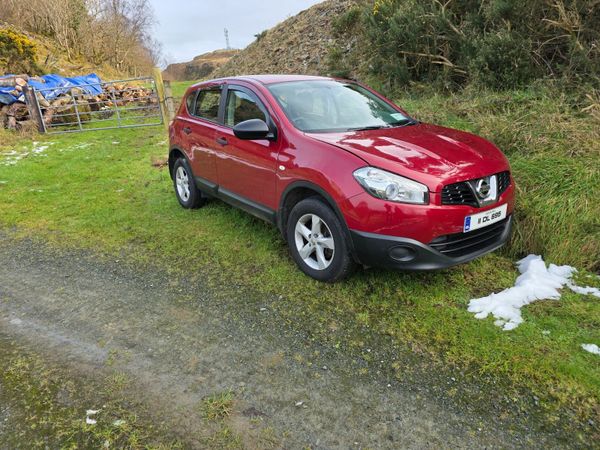 Nissan Qashqai Hatchback, Diesel, 2011, Red