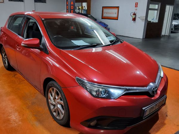 Toyota Auris Hatchback, Diesel, 2017, Red