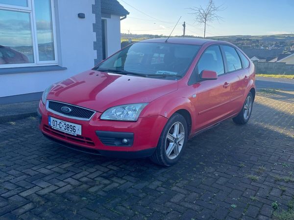 Ford Focus Hatchback, Petrol, 2007, Red