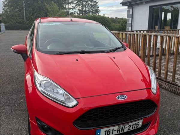 Ford Fiesta Hatchback, Petrol, 2016, Red
