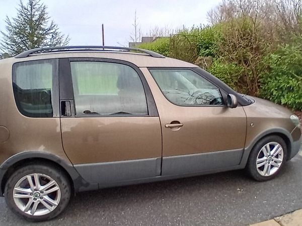 Skoda Roomster MPV, Petrol, 2012, Brown