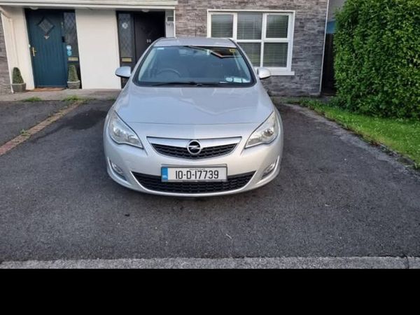 Opel Astra Hatchback, Petrol, 2010, Silver