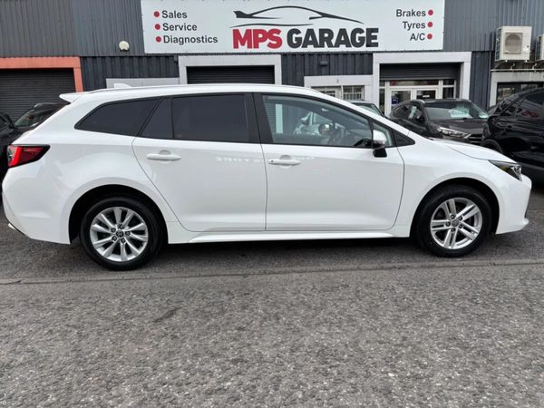 Toyota Corolla Estate/Jeep, Petrol Hybrid, 2022, White