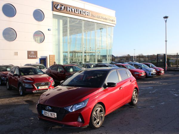 Hyundai i20 Hatchback, Petrol, 2022, Red