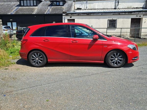 Mercedes-Benz B-Class MPV, Petrol, 2012, Red