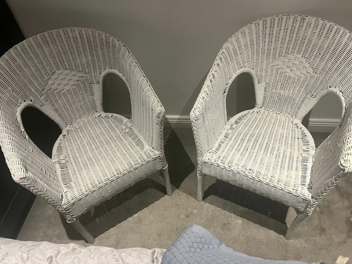 White wicker best sale bedroom chair