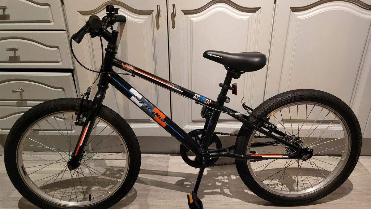 Apollo envy discount kids hybrid bike