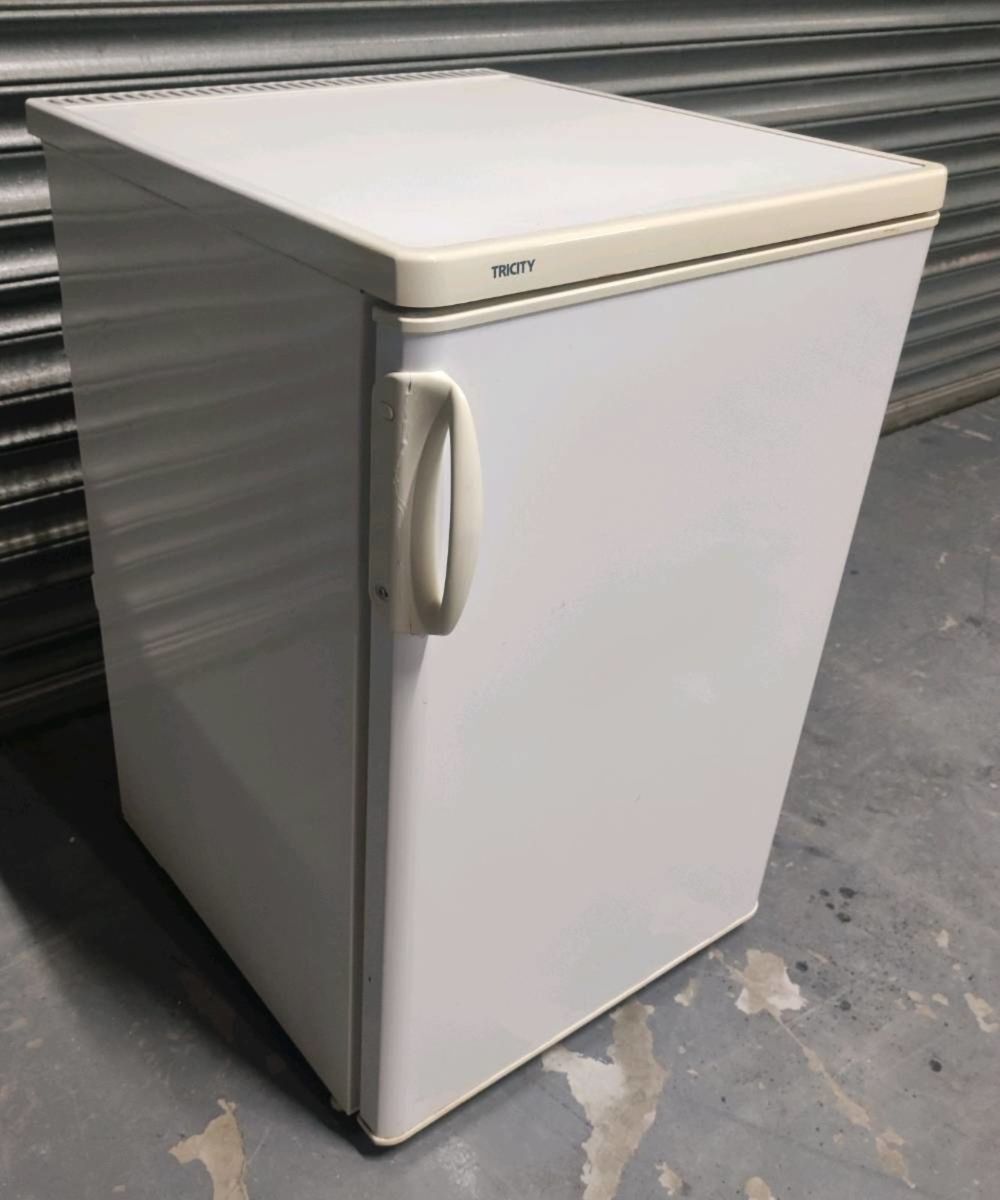 Belling under deals counter fridge