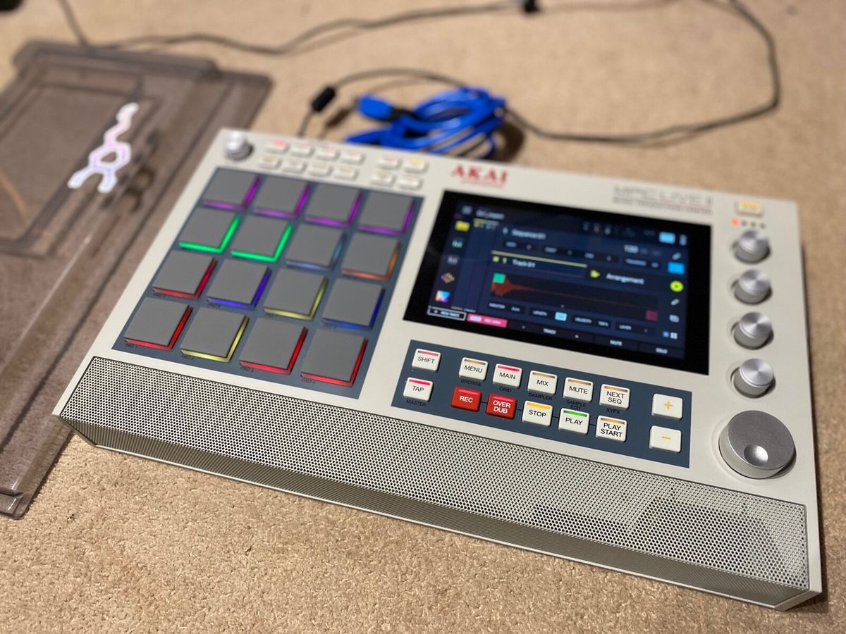AKAI MPC Live 2（SSD増設済み、デッキセーバー・ケース付き） AKAI MPC Live 2（SSD増設済み、デッキセーバー・ケース付き）