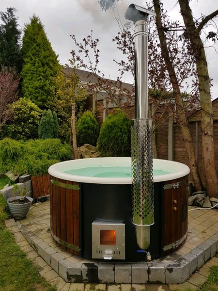 Hot tub  with integrated stove