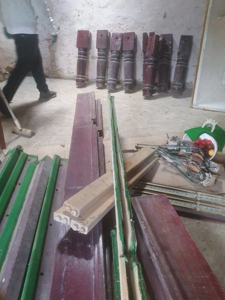 Snooker table legs and accessories