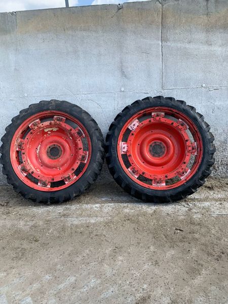 Row crop wheel and tyres