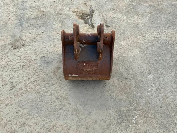 12" MINI DIGGER BUCKET....25mm PINS .....100H 213135979