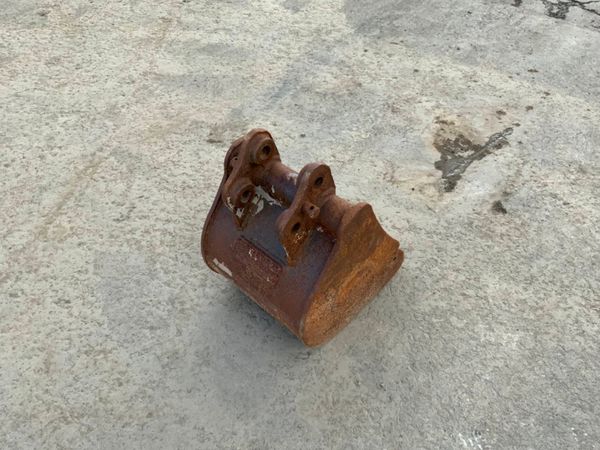 12" MINI DIGGER BUCKET....25mm PINS .....100H 213135980
