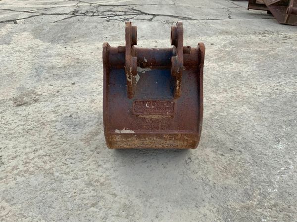 12" MINI DIGGER BUCKET....25mm PINS .....100H 213135981