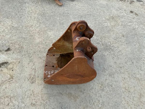 12" MINI DIGGER BUCKET....25mm PINS .....100H 213135983