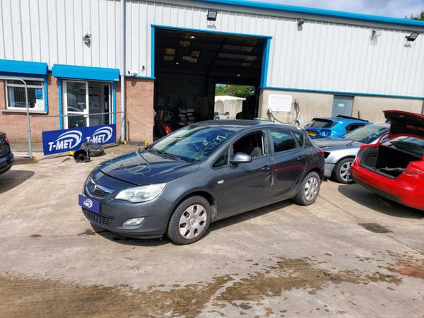 VAUXHALL ASTRA 2010 BREAKING FOR PARTS