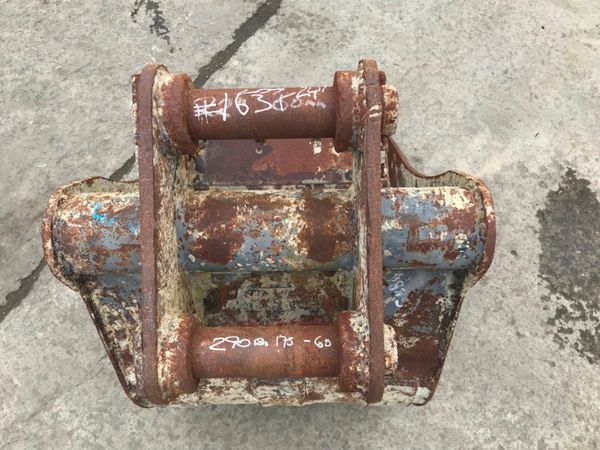 24" DIGGING BUCKET........60mm PINS. ....1631 223098384