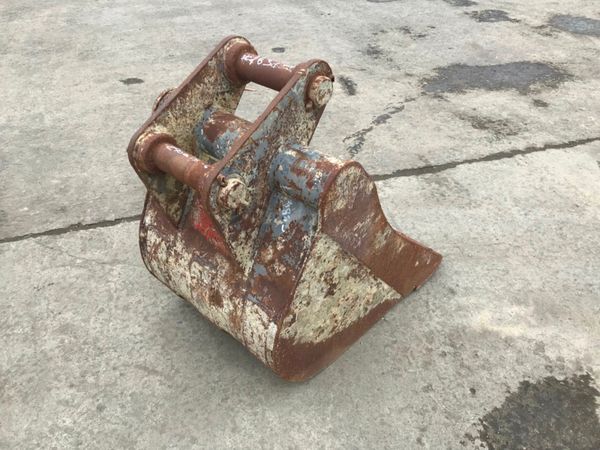 24" DIGGING BUCKET........60mm PINS. ....1631 223098387