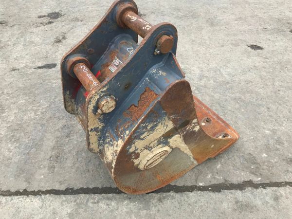 *** 24"  DIGGING BUCKET........60mm PINS ....1633 223098470