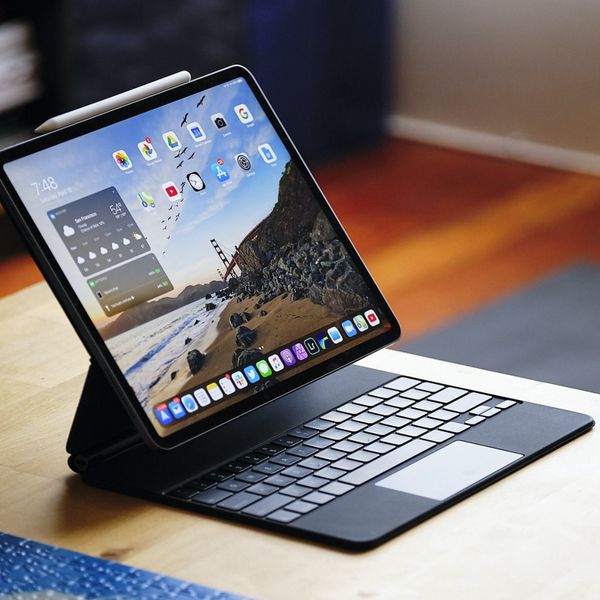 iPad Pro 12.9" (2022) Magic Keyboard & Pen for sale in Laois for €