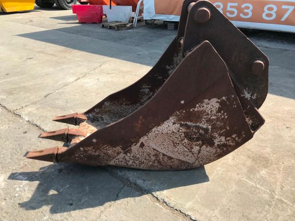 24"   DIGGING BUCKET.....80mm PINS......1052 234047169