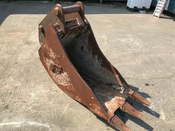 24"   DIGGING BUCKET.....80mm PINS......1052 234047174