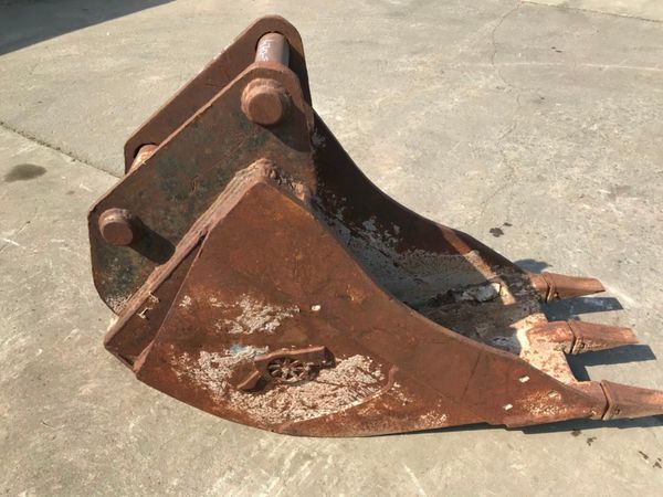 24"   DIGGING BUCKET.....80mm PINS......1052 234047175