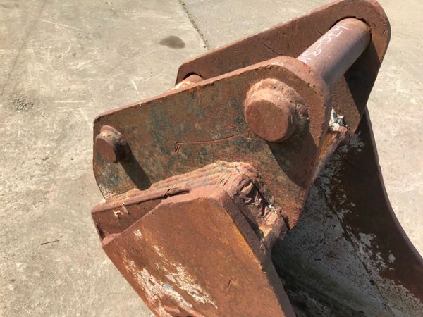 24"   DIGGING BUCKET.....80mm PINS......1052 234047176