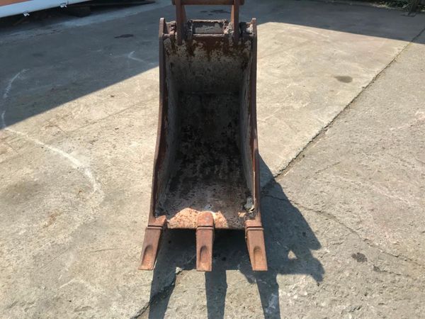 24"   DIGGING BUCKET.....80mm PINS......1052 234047177