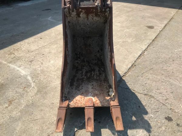 24"   DIGGING BUCKET.....80mm PINS......1052 234047170