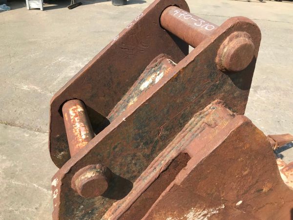 24"   DIGGING BUCKET.....80mm PINS......1052 234047173
