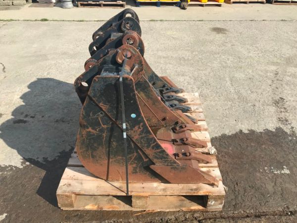 UNUSED 24" DIGGING BUCKET...45mm PINS.....  1035 234048108