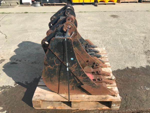 UNUSED 24" DIGGING BUCKET...45mm PINS.....  1035 234048109
