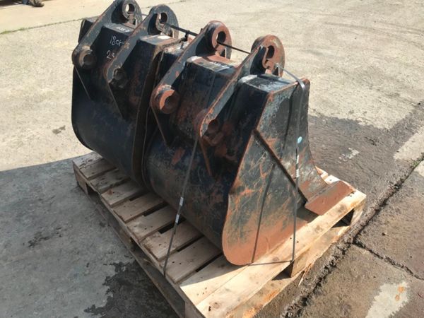 UNUSED 24" DIGGING BUCKET...45mm PINS.....  1035 234048111