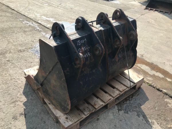 UNUSED 24" DIGGING BUCKET...45mm PINS.....  1035 234048112