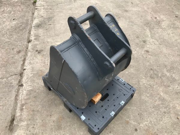 *** 24"  DIGGING BUCKET ......45mm PINS.....10H * 234048160