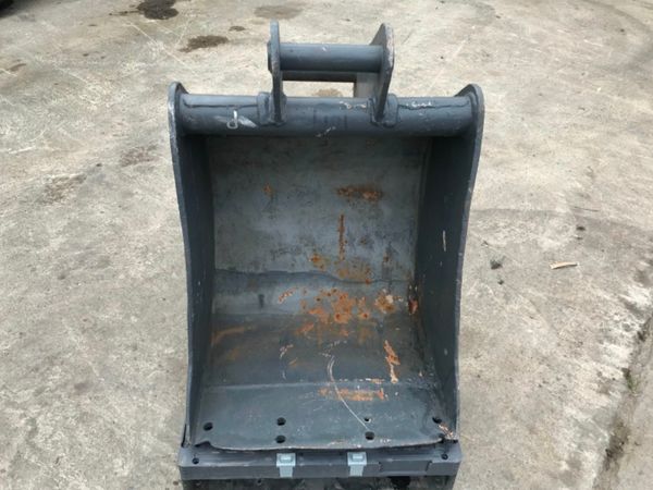 *** 24"  DIGGING BUCKET ......45mm PINS.....10H * 234048163