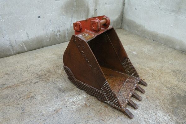 ** 26" TOOTHED DIGGING BUCKET.....55mm PINS ** 234048661