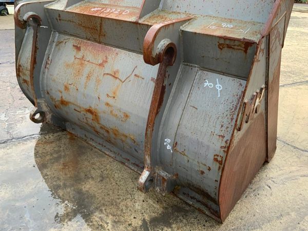 67" MN FRONT BUCKET.....WHEELED LOADER....1372 235606391